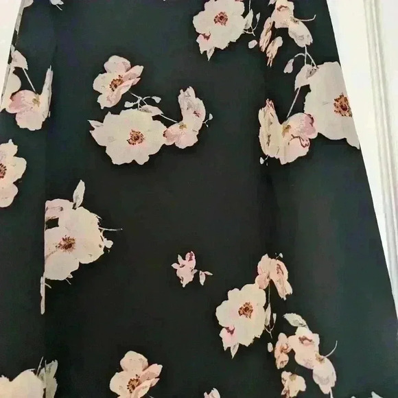 Reitmans r essentials black cami top with flowers - Picture 3 of 7